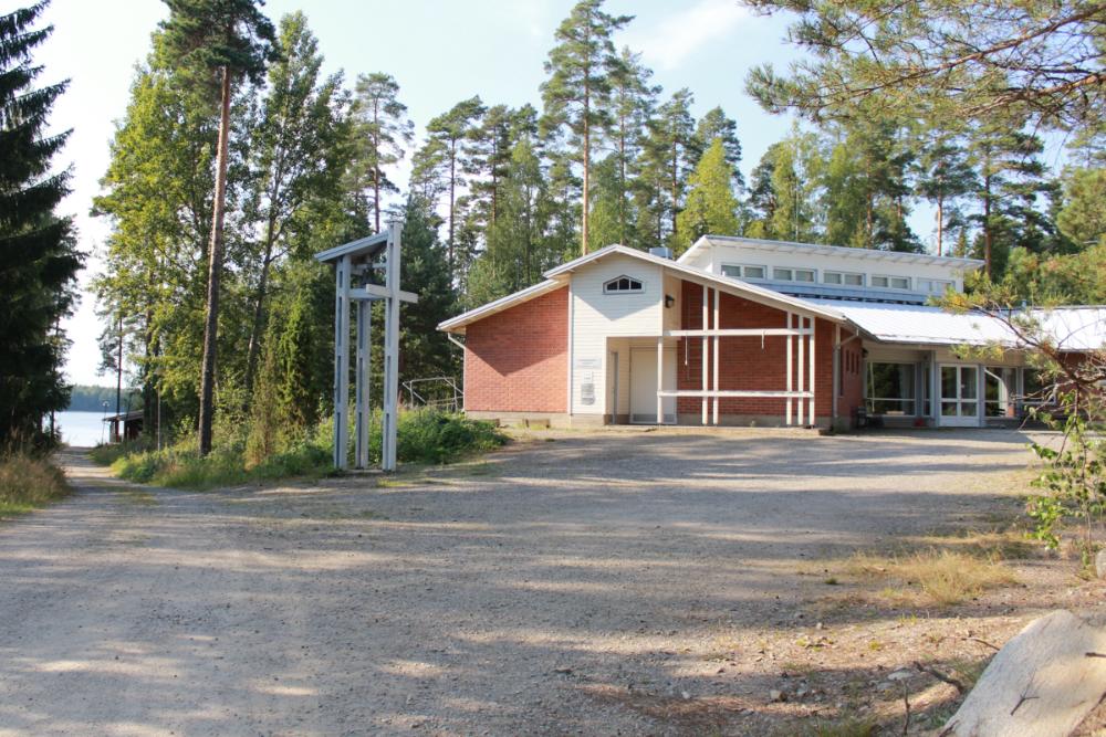 Kokemäen Aittakarin leirikeskuksen päärakennus ja pihapiiriä.