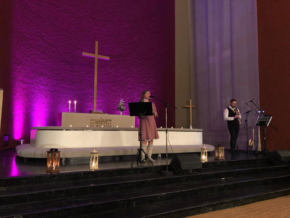 Uskon yön konsertti Nakkilan kirkossa. Laulaa Maria Piiroinen. Saksofonissa Kasper Haikonen.