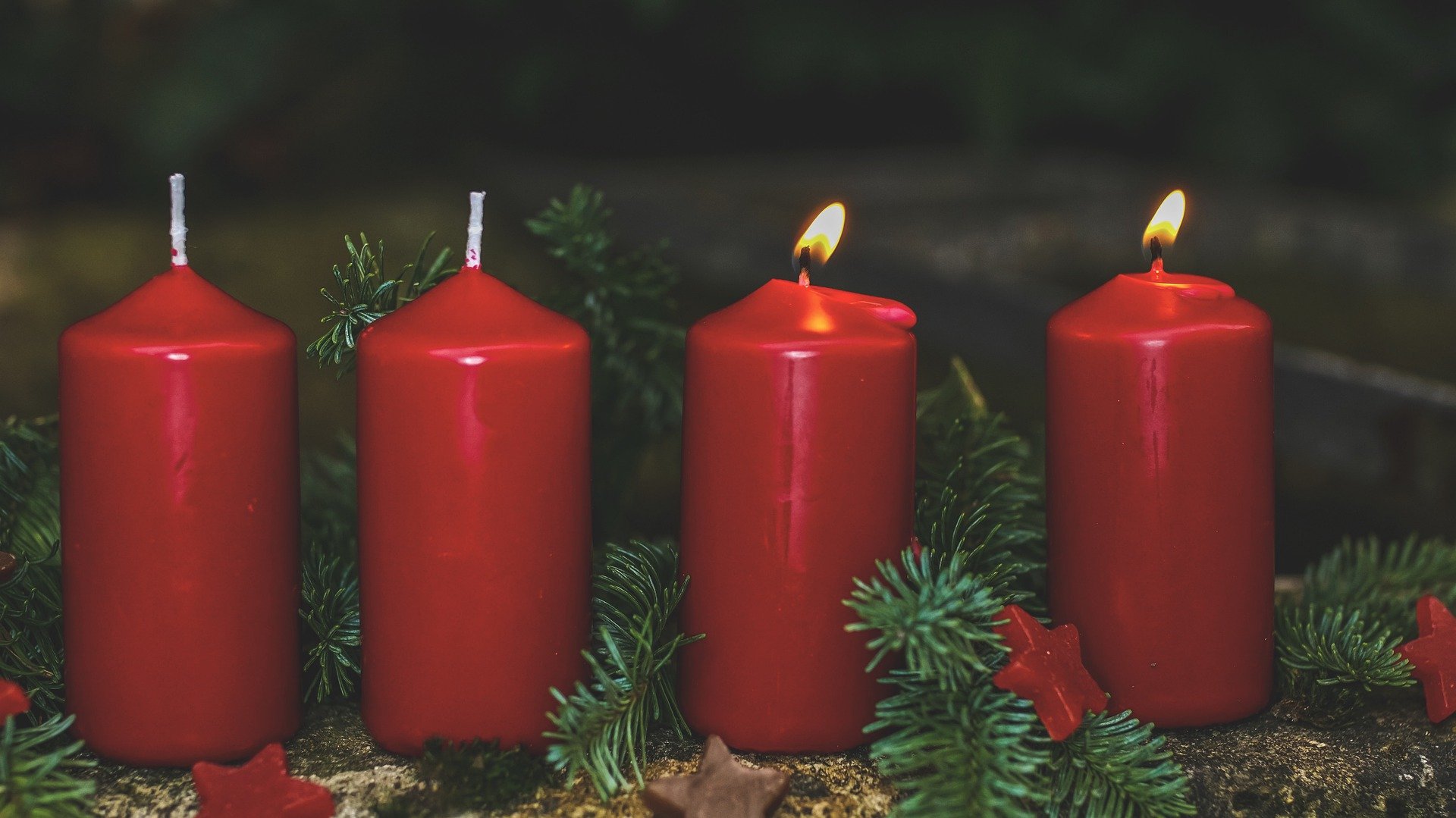 Sanajumalanpalvelus (nettiradio ja facebook) Neljä adventtikynttilää, joista kaksi palaa.