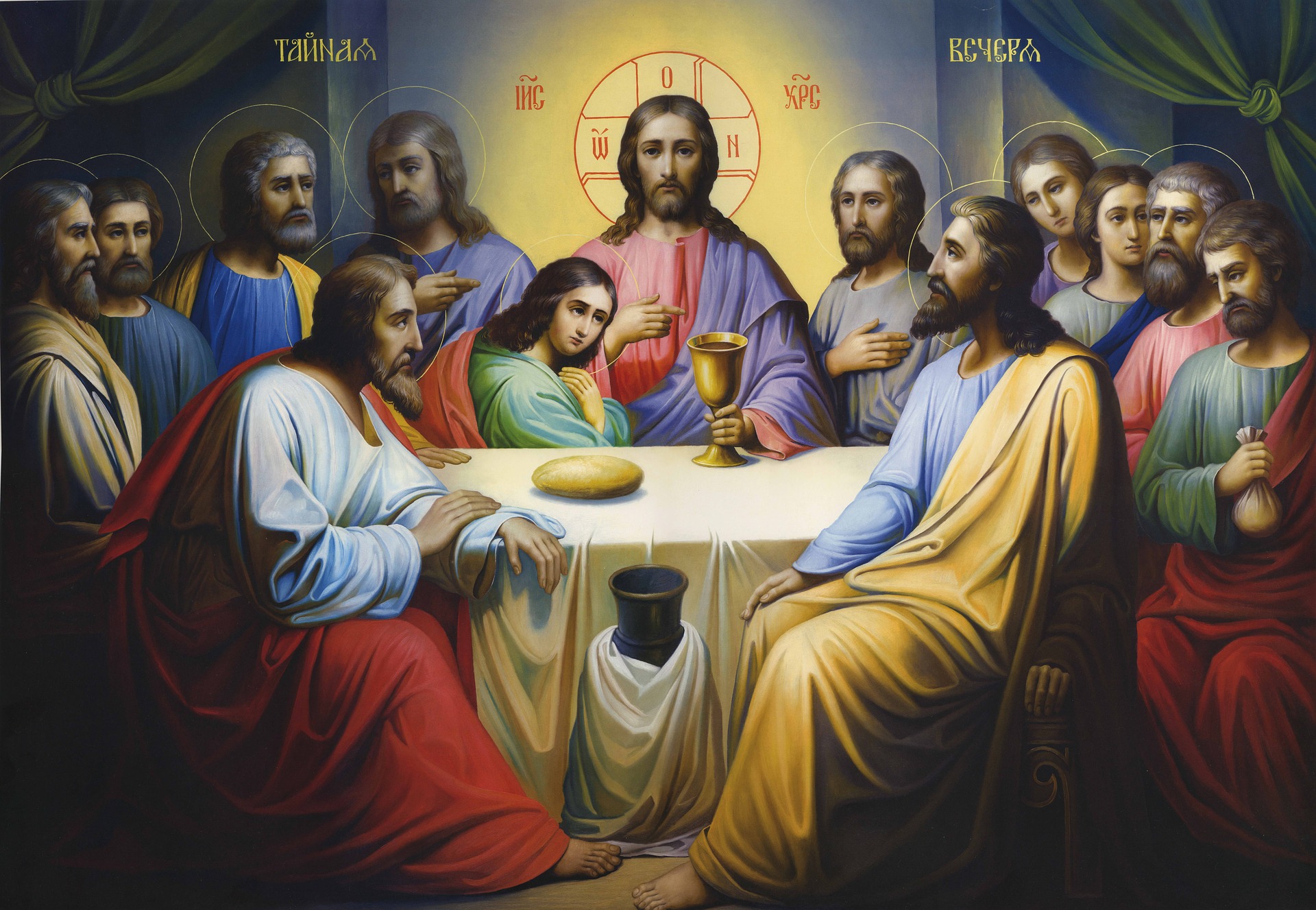 Jeesus ja opetuslapset pöydän ympärillä nauttimassa ehtoollista