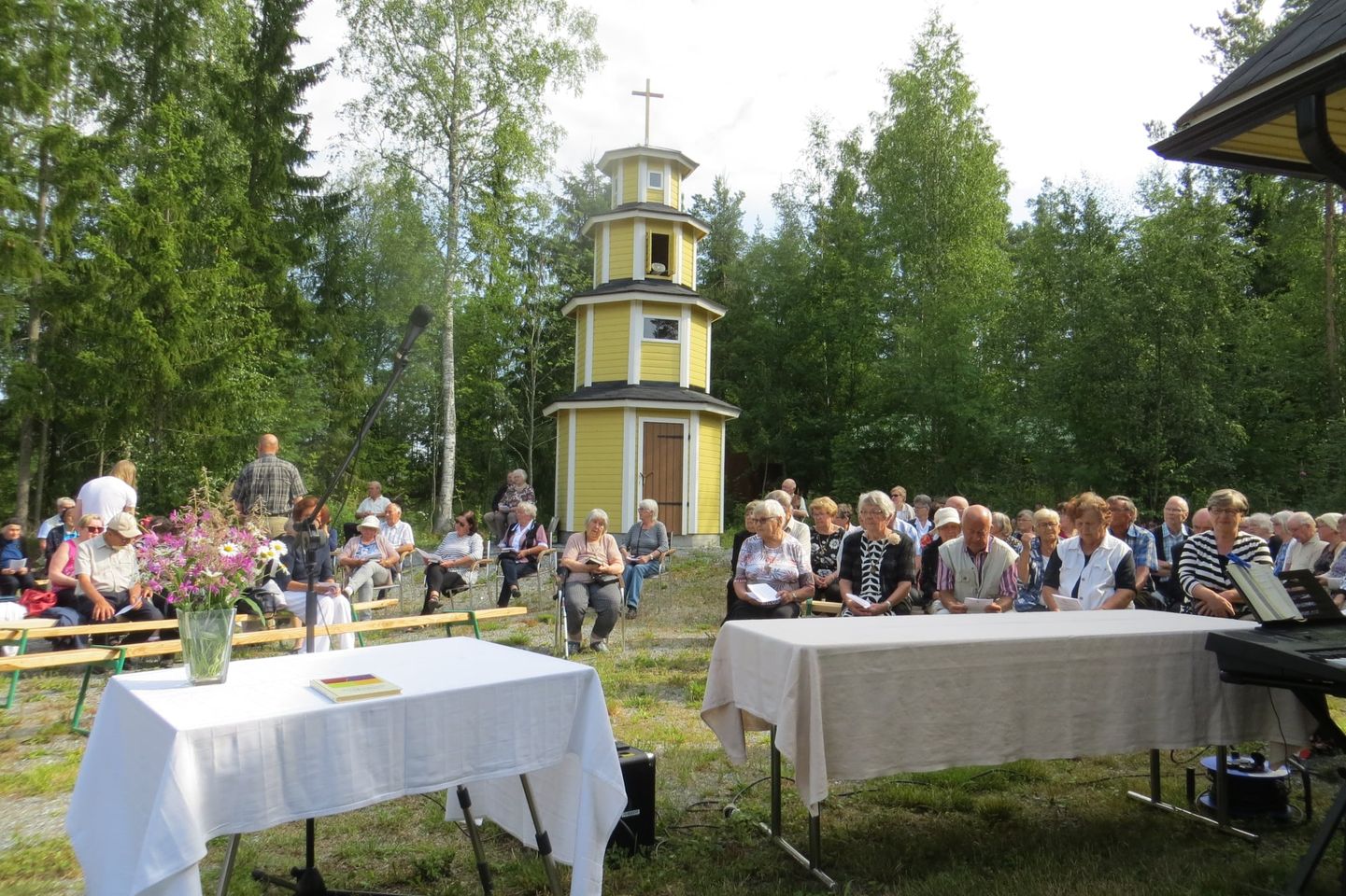 Hiitolan kirkon pihapiiri kesällä