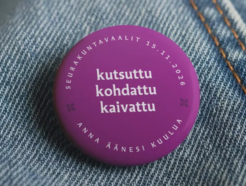 Kutsuttu, kohdattu, kaivattu -rintanappi