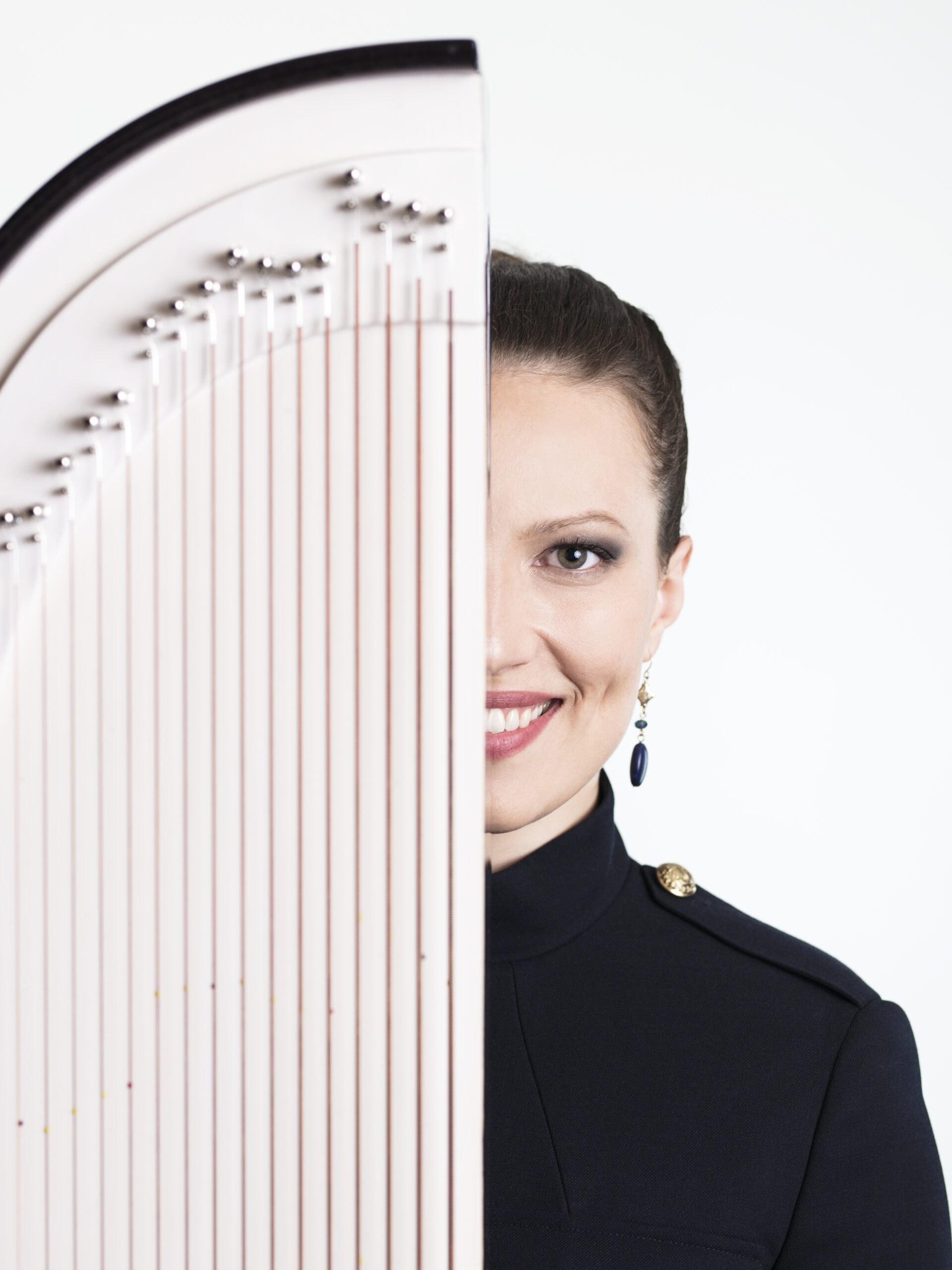 Ida Elinan konsertti Kuvassa Ida Elina ja kantele.