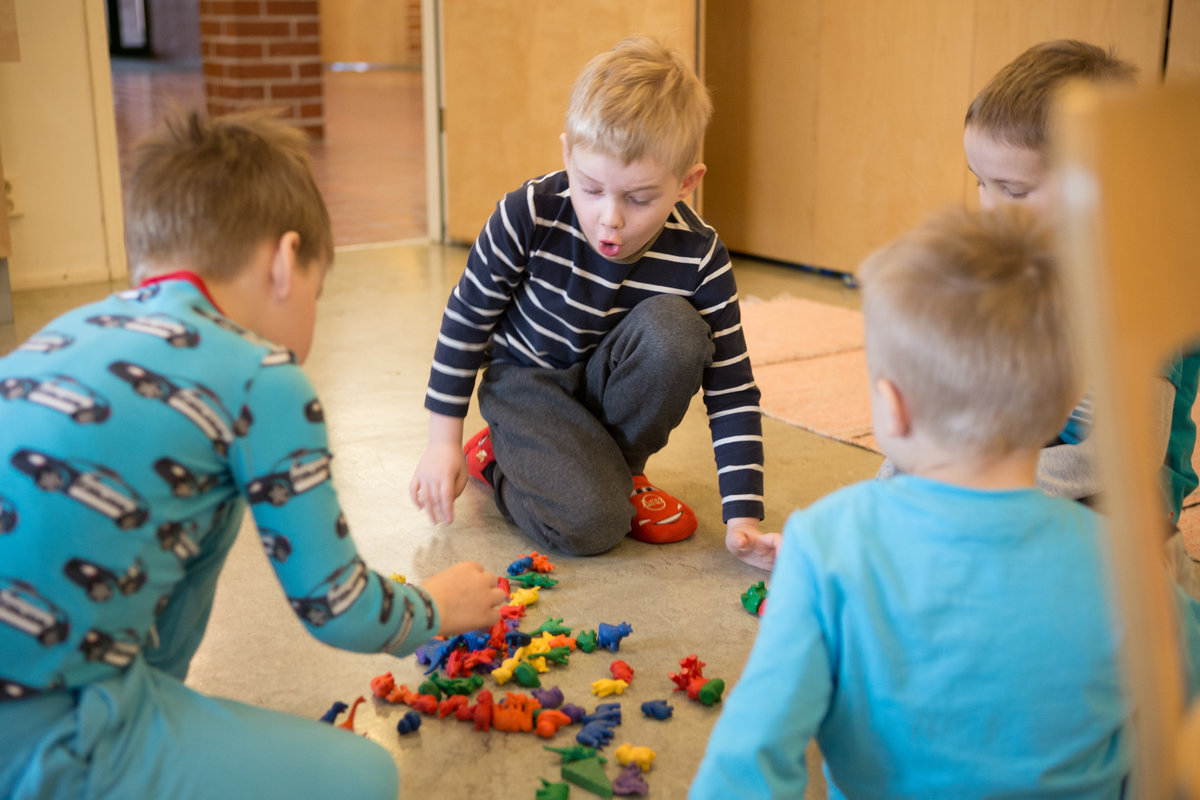lapsia leikkimässä lattialla seurakunnan päiväkerhossas