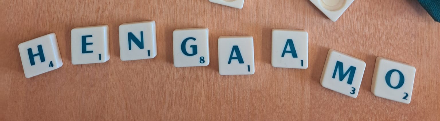 Hengaamo kirjoitettuna Scrabble-pelin kirjainruuduilla